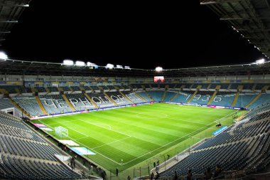 ODESSA, UKRAINE - 11 Kasım 2021: Ukrayna ve Bulgaristan milli takımları arasındaki maçtan önce ChMP Stadyumu. Geceleri 36 bin seyirci için doğal çimenli panoramik futbol sahası manzarası