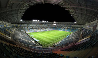 ODESSA, UKRAINE - 11 Kasım 2021: Ukrayna ve Bulgaristan milli takımları arasındaki maçtan önce ChMP Stadyumu. Geceleri 36 bin seyirci için doğal çimenli panoramik futbol sahası manzarası