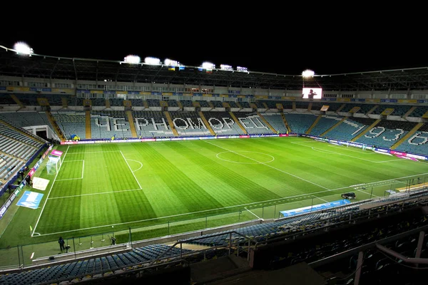 ODESSA, UKRAINE - 11 Kasım 2021: Ukrayna ve Bulgaristan milli takımları arasındaki maçtan önce ChMP Stadyumu. Geceleri 36 bin seyirci için doğal çimenli panoramik futbol sahası manzarası