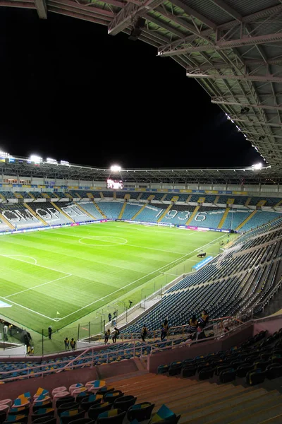 Oessa Ukraine 2021年11月11日 ウクライナとブルガリアの代表チーム間の試合前のChmpスタジアム 天然芝の芝生を持つサッカーアリーナのパノラマビューは 夜に36 000人の観客 — ストック写真