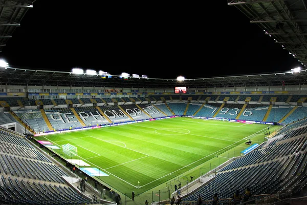Oessa Ukraine 2021年11月11日 ウクライナとブルガリアの代表チーム間の試合前のChmpスタジアム 天然芝の芝生を持つサッカーアリーナのパノラマビューは 夜に36 000人の観客 — ストック写真