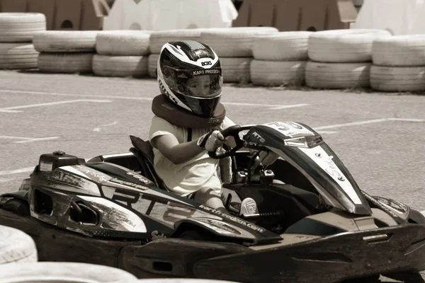 Oessa Ukraine 2022年6月18日 Karting カートを追跡中 車のレース中にヘルメット駆動カートで若い正の女の子レーサーは 屋外の自動車トラック上で スポーツクラブでの極端な自動車スポーツ — ストック写真