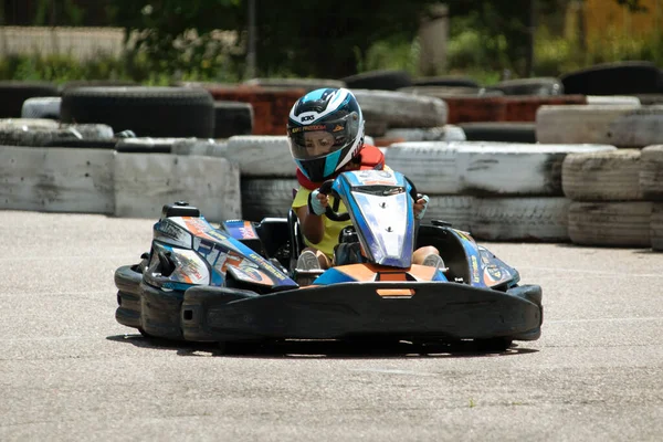 Oessa Ukraine 2022年6月18日 Karting カートを追跡中 車のレース中にヘルメット駆動カートで若い正の女の子レーサーは 屋外の自動車トラック上で スポーツクラブでの極端な自動車スポーツ — ストック写真