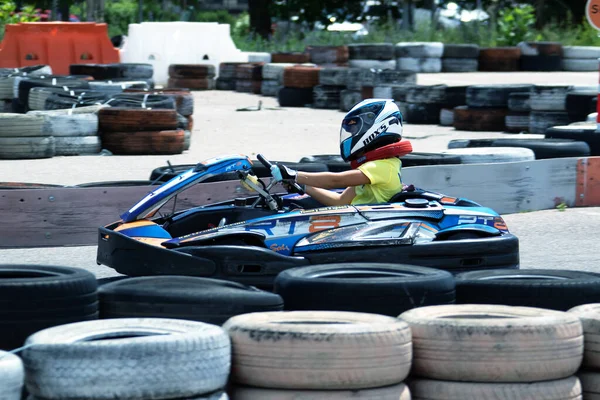 Oessa Ukraine 2022年6月18日 Karting カートを追跡中 車のレース中にヘルメット駆動カートで若い正の女の子レーサーは 屋外の自動車トラック上で スポーツクラブでの極端な自動車スポーツ — ストック写真
