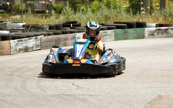 Oessa Ukraine 2022年6月18日 Karting カートを追跡中 車のレース中にヘルメット駆動カートで若い正の女の子レーサーは 屋外の自動車トラック上で スポーツクラブでの極端な自動車スポーツ — ストック写真