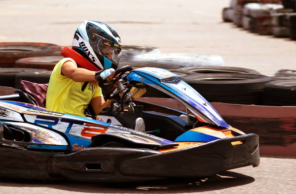 Odessa Ukraine June 2022 Karting 去卡丁车上轨道 年轻而积极的女子赛车手在室外的汽车跑道上驾驶卡丁车时戴着头盔 运动俱乐部中的极限运动 — 图库照片