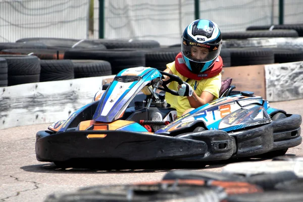 Oessa Ukraine 2022年6月18日 Karting カートを追跡中 車のレース中にヘルメット駆動カートで若い正の女の子レーサーは 屋外の自動車トラック上で スポーツクラブでの極端な自動車スポーツ — ストック写真