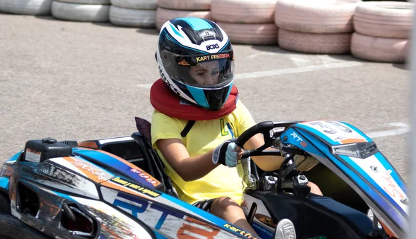 Odessa Ukraine June 2022 Karting 去卡丁车上轨道 年轻而积极的女子赛车手在室外的汽车跑道上驾驶卡丁车时戴着头盔 运动俱乐部中的极限运动 — 图库照片