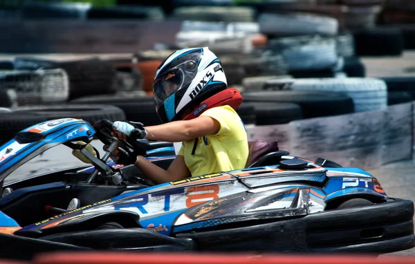 Oessa Ukraine 2022年6月18日 Karting カートを追跡中 車のレース中にヘルメット駆動カートで若い正の女の子レーサーは 屋外の自動車トラック上で スポーツクラブでの極端な自動車スポーツ — ストック写真