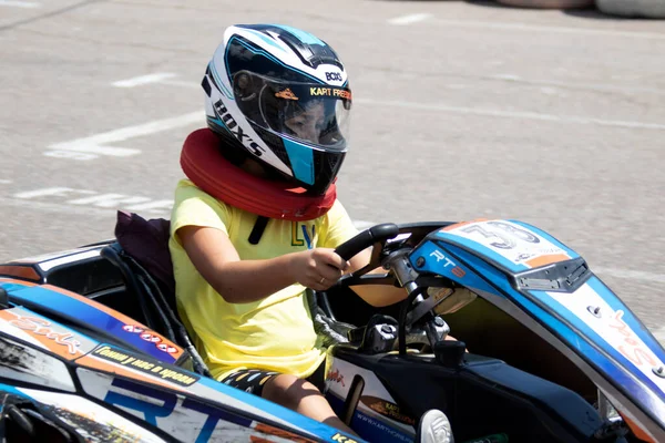 Oessa Ukraine 2022年6月18日 Karting カートを追跡中 車のレース中にヘルメット駆動カートで若い正の女の子レーサーは 屋外の自動車トラック上で スポーツクラブでの極端な自動車スポーツ — ストック写真