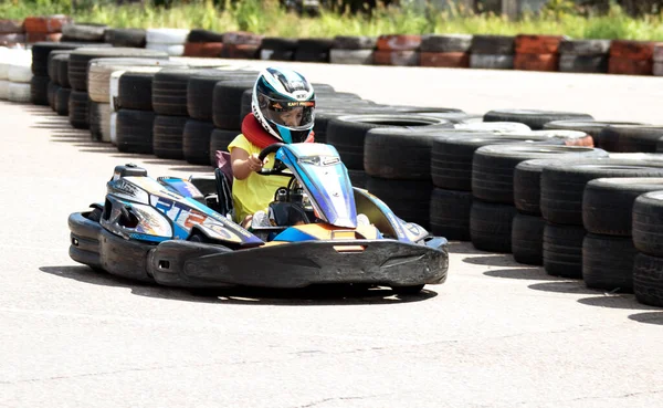 Odessa Ukraine June 2022 Karting 去卡丁车上轨道 年轻而积极的女子赛车手在室外的汽车跑道上驾驶卡丁车时戴着头盔 运动俱乐部中的极限运动 — 图库照片