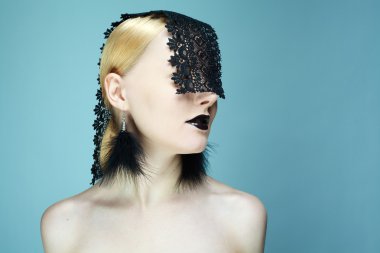 dantel ile güzel genç kadın fotoğrafı.