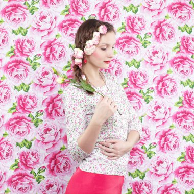 güzel bir genç kadın saçlarını narin çiçekler ile.