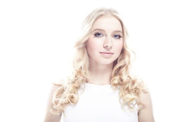 beyaz üzerine çekici blondy kız portresi