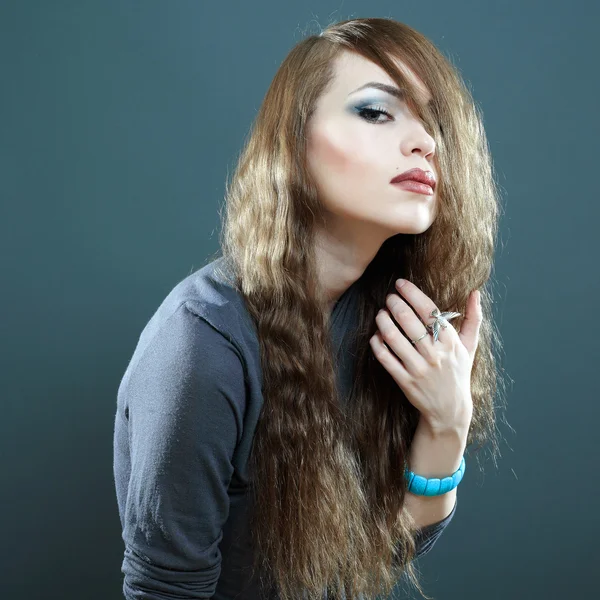 Retrato de modelo de mulher de moda com beleza maquiagem brilhante — Fotografia de Stock