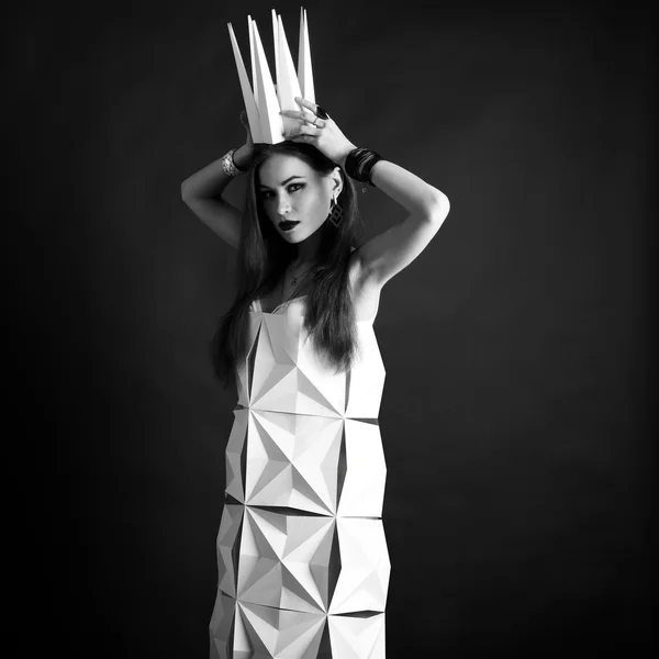 Schöne Frau in geometrischem Kleid in Krone. — Stockfoto