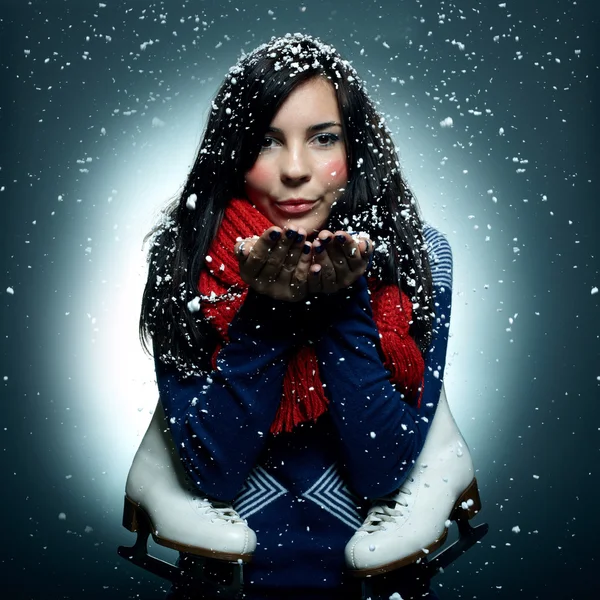 Una joven muy sonriente con los patines. Retrato de invierno. Nieve — Foto de Stock