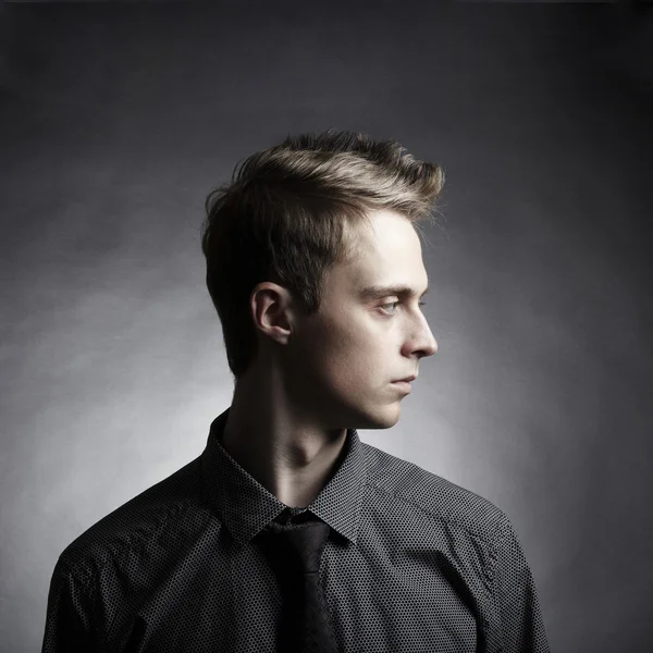 Portrait of a young beautyful stylish man against black backgrou — Stock Photo, Image