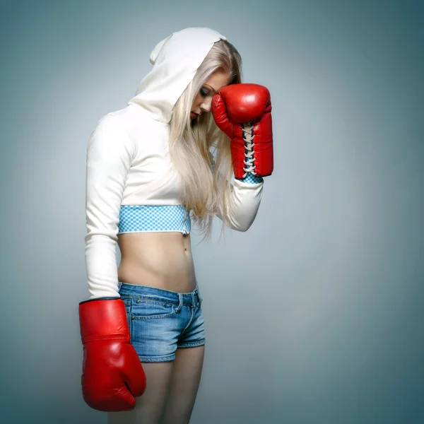 A young beautiful woman boxer — Stock Photo, Image