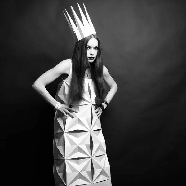 Beautiful woman in geometrical dress in crown. — Stock Photo, Image