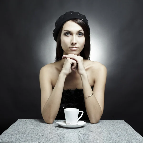 Портрет сидящей молодой красивой женщины-брюнетки за — стоковое фото