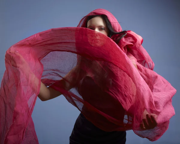 Vacker kvinna med rosa viftande flygande halsduk — Stockfoto