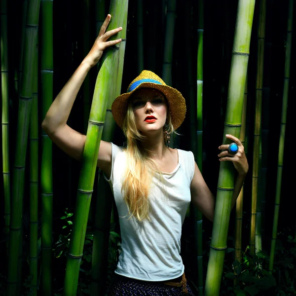 Mode portret van mooie vrouw. bamboebos. — Stockfoto