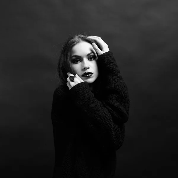 Black-and-white photo of beautiful young woman — Stock Photo, Image