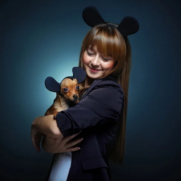 Retrato de moda de mulher bonita com cão pequeno — Fotografia de Stock