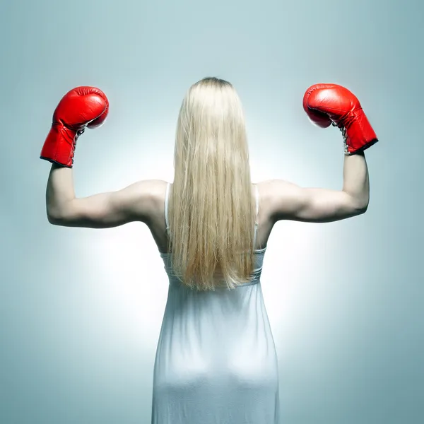 Mujer de vuelta en vestido blanco con guantes de boxeo rojos. Boxeador novia —  Fotos de Stock