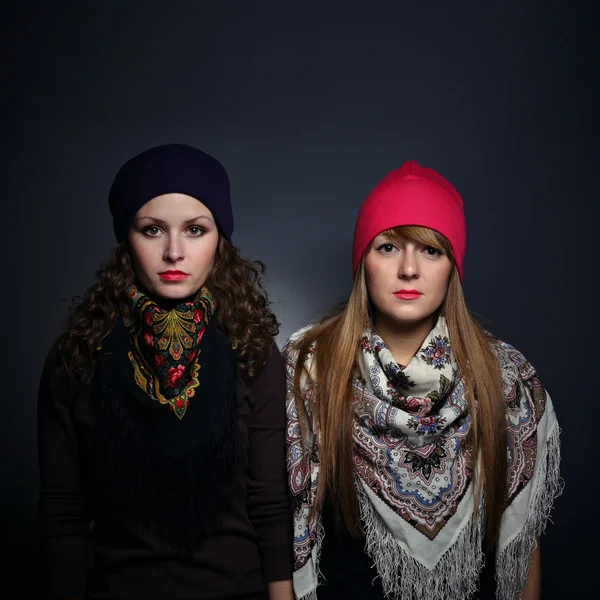 Portrait of two female friends against black background — Stock Photo, Image