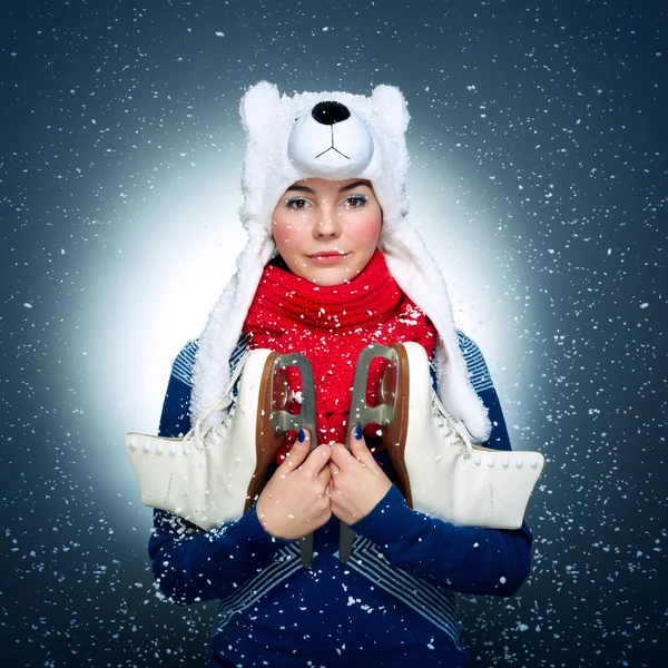 Vrij lachende jong meisje met de schaatsen — Stockfoto