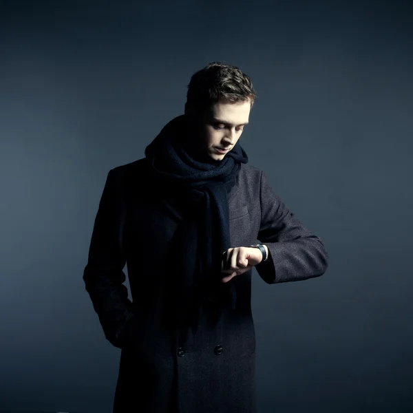 Portré jóképű, elegáns férfi kabátban óra — Stock Fotó