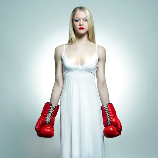 Gyönyörű nő fehér ruhában, boksz-kesztyűket. Boxer menyasszony — Stock Fotó