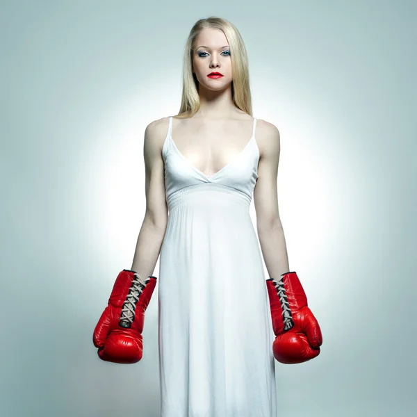 Mulher bonita em vestido branco com luvas de boxe. Noiva pugilista — Fotografia de Stock