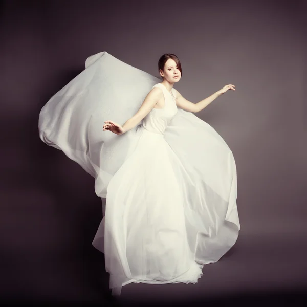 Romantická krásná žena nosí bílé šaty — Stock fotografie