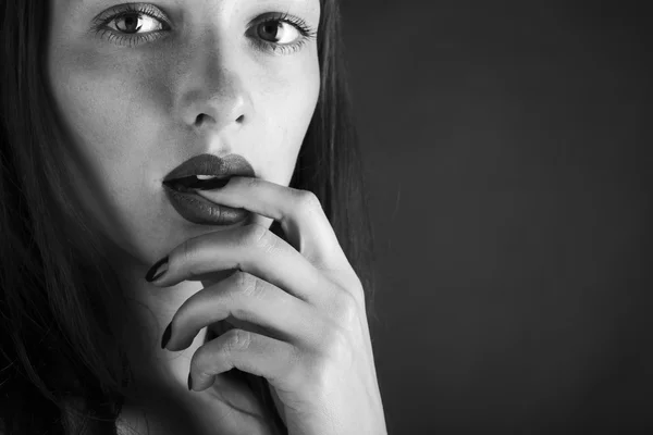 Belle femme aux lèvres rouges — Photo