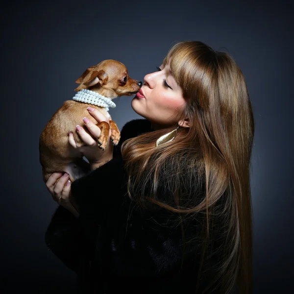 Retrato de moda de mulher bonita com cão pequeno — Fotografia de Stock