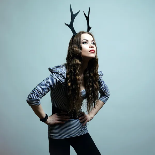 Modeporträt einer jungen schönen Frau mit Horn — Stockfoto