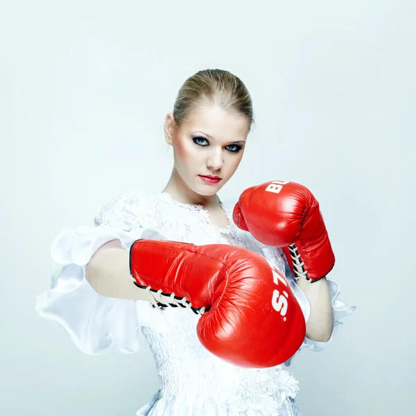 Hermosa mujer en vestido blanco con guantes de boxeo. Boxeador novia —  Fotos de Stock