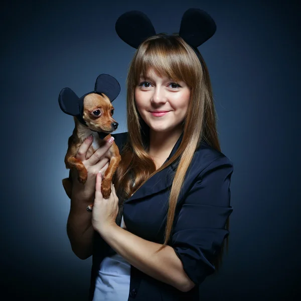 Модний портрет красивої жінки з маленьким собакою — стокове фото
