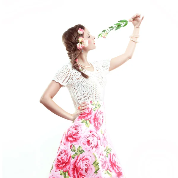 Mulher bonita com flores delicadas em seu cabelo . — Fotografia de Stock