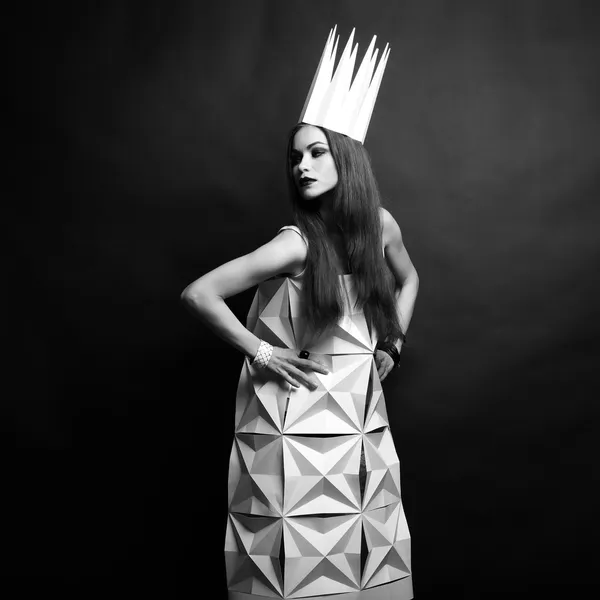 Красива жінка в геометричній сукні в короні . — стокове фото