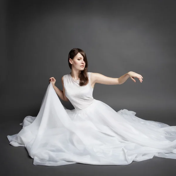 Романтична красива жінка в білій сукні — стокове фото
