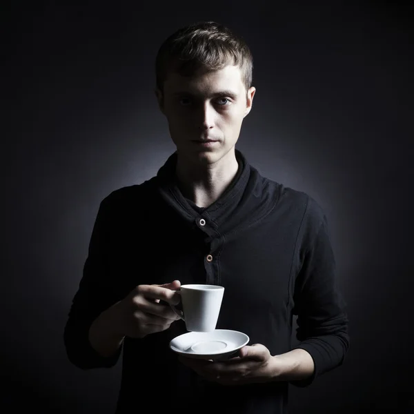 Jeune homme avec une tasse de café — Photo