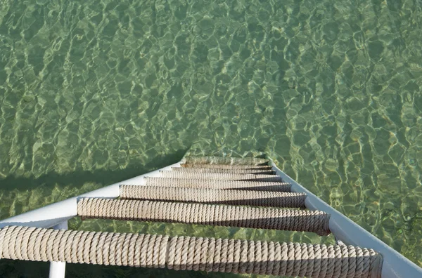 Stegen går ner i havet — Stockfoto