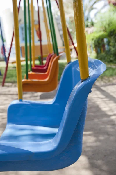 Primer plano de columpios en un patio de recreo — Foto de Stock