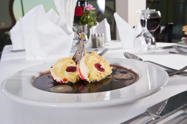 Dessert en rouleau éponge dans un restaurant à la carte — Photo