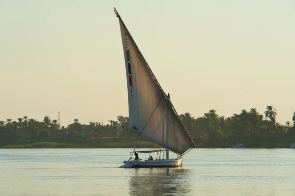 Традиционная феллука на реке Нил — стоковое фото