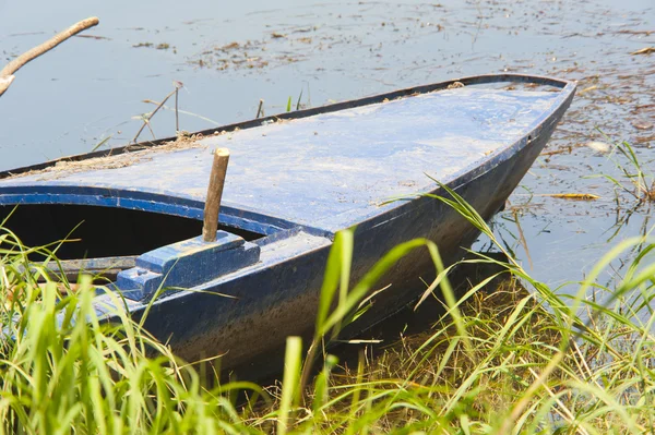 Oude houten boot op een rivieroever — Stockfoto